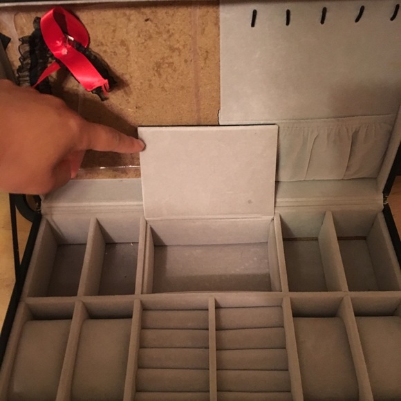 Black and gold jewelry box - Picture 2 of 2